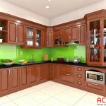 Mẫu tủ bếp gỗ xoan đào hình chư L màu cánh dán mang lại không gian bếp sang trọng, ấm cúng