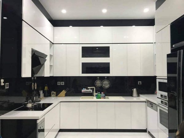 Mẫu tủ bếp Picomat cánh Acrylic hình chữ U đóng kịch trần tối ưu không gian sử dụng