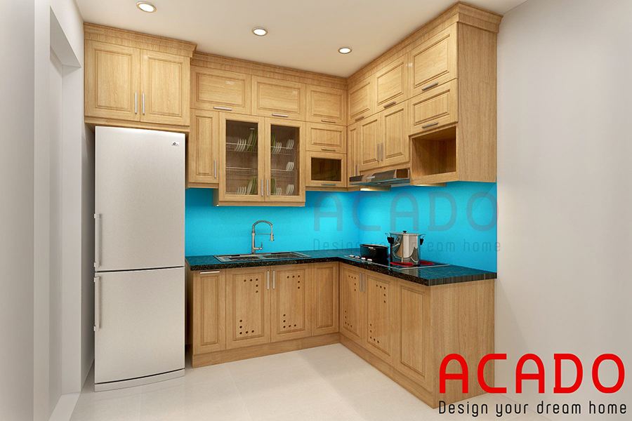 Thiết kế tủ bếp gỗ sồi Nga hình chữ L với điểm nhấn là kính ốp tường màu xanh