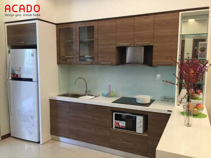Thiết kế tủ bếp Laminate màu vân gỗ mang đến sự sang trọng và bền đẹp cho không gian bếp