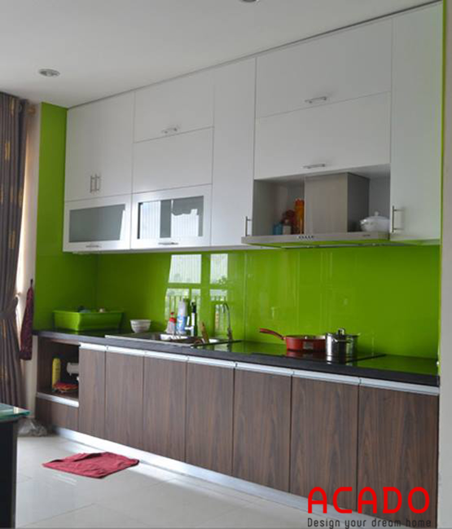 Mẫu tủ bếp inox cánh Melamine màu vân gỗ đóng kịch trần tối ưu không gian sử dụng