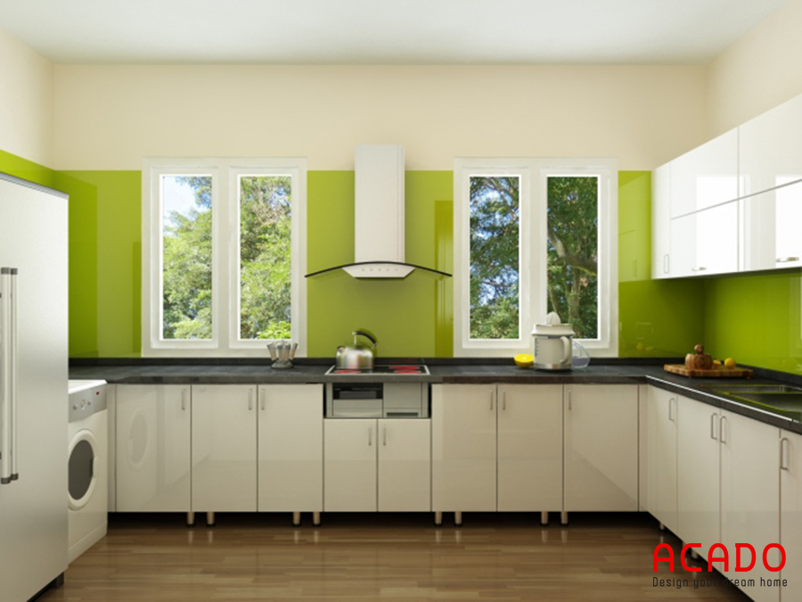Mẫu tủ bếp với sự kết hợp từ inox và gỗ Acrylic bóng gương tạo nên không gian bếp hiện đại, trẻ trung
