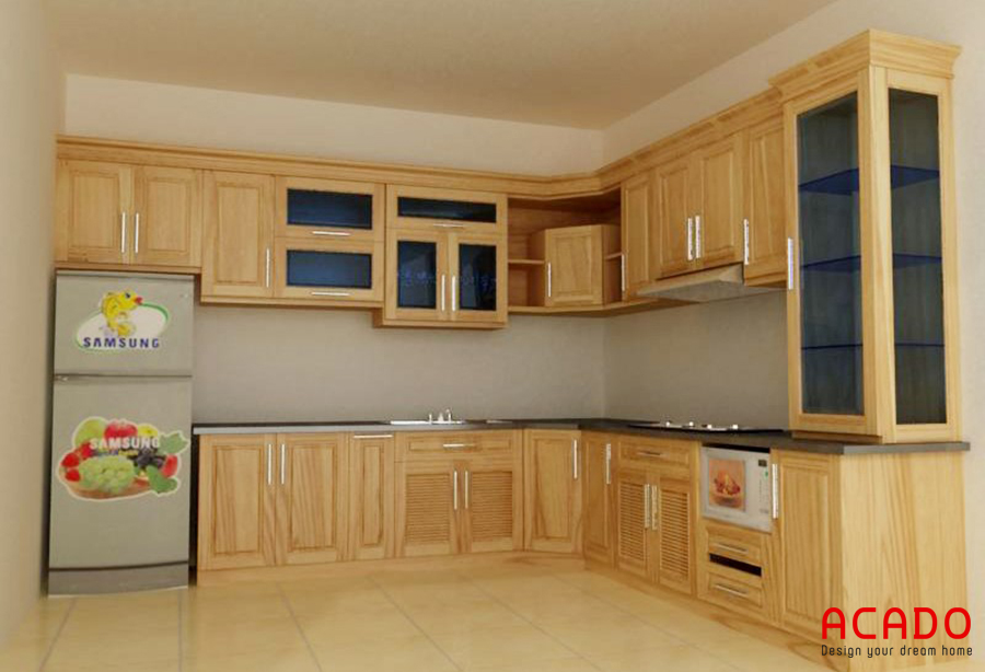 Tủ bếp gỗ sồi Nga màu vàng kết hợp với tủ lạnh tạo ra không gian bếp hiện đại, tiện nghi