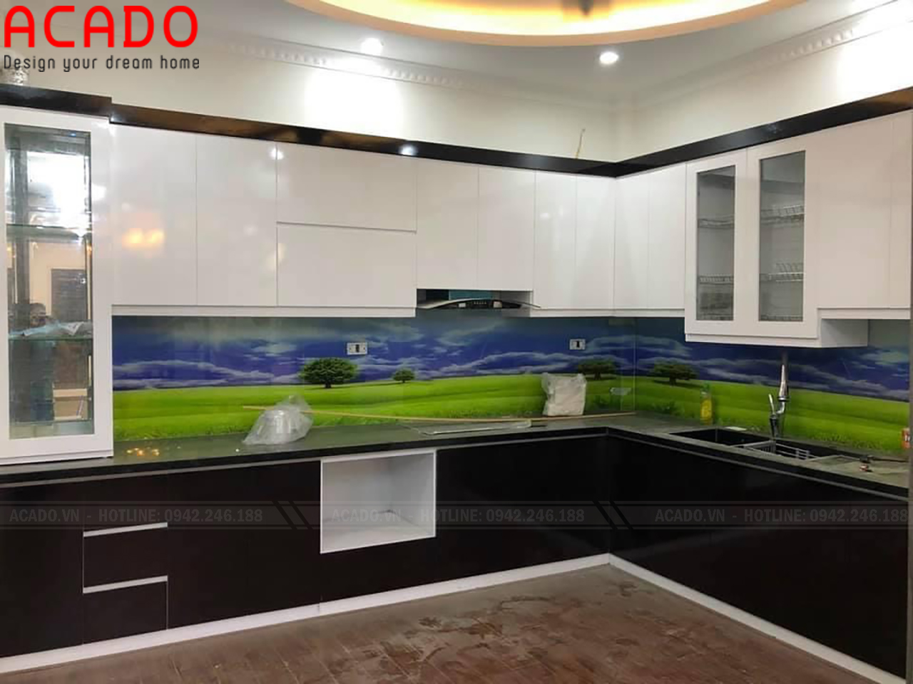 Tủ bếp Acrylic màu đen trắng kết hợp kính 3D