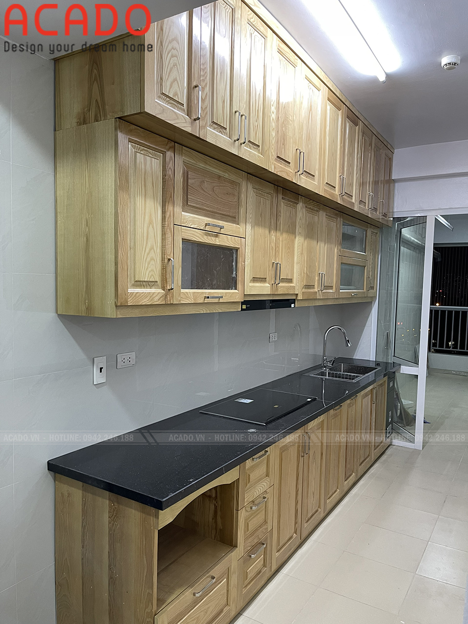 Tủ bếp sát trần thiết kế chữ I chất liệu gỗ sồi Nga