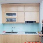 Tủ bếp gỗ tư nhiên kịch trần tận dụng tối đa không gian.