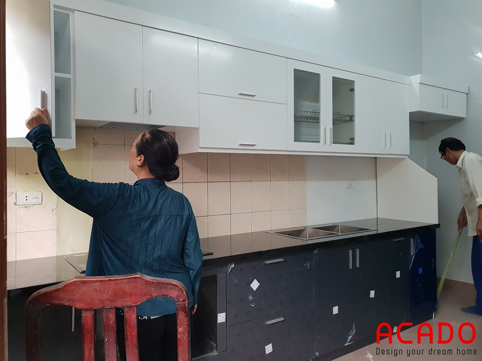 Tủ bếp Acrylic màu ghi- trắng ACADO thi công tại Hà Đông , gia đình cô Khuyên