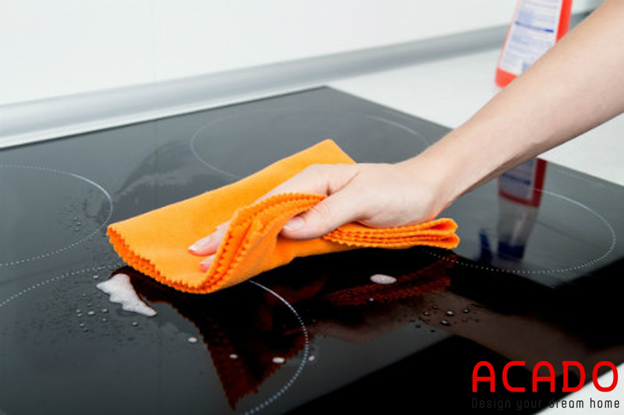 Một chiếc khăn mềm vừa dễ dàng lau chùi vừa bảo vệ bề mặt bếp.