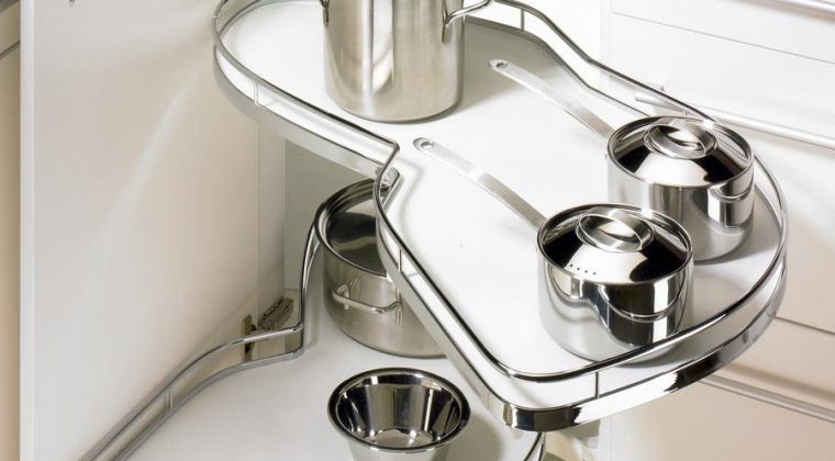 Sử dụng nước tẩy rửa chuyên dụng để giúp căn bếp luôn đẹp như mới