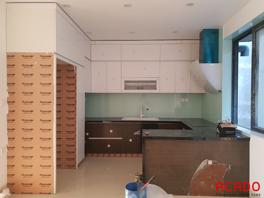 Tủ bếp Picomat cánh Acrylic chữ U cho không gian nhà bếp rộng - mẫu tủ bếp đẹp 2020