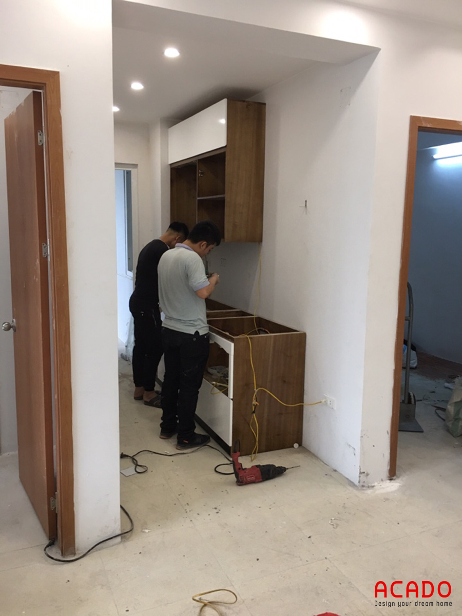 Thợ hăng say thi công đóng tủ bếp tại Thanh Hà.