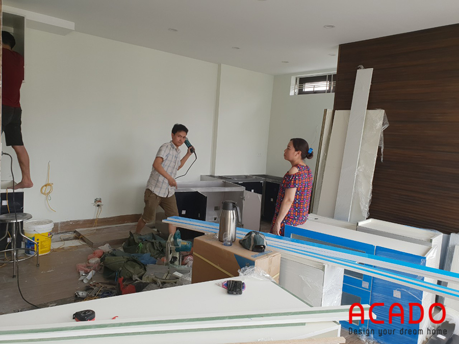 <em>Sau khi vận chuyển đồ đạc tới công trình, những chú thợ của ACADO bắt tay ngay vào công việc lắp đặt thi công nội thất tại Hà Cầu cho gia đình chị Thương.</em>