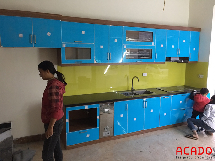 Hình ảnh sau khi hoàn thành thi công tủ bếp tại Lê Văn Lương, chỉ cần bóc lớp nilon chống xước.