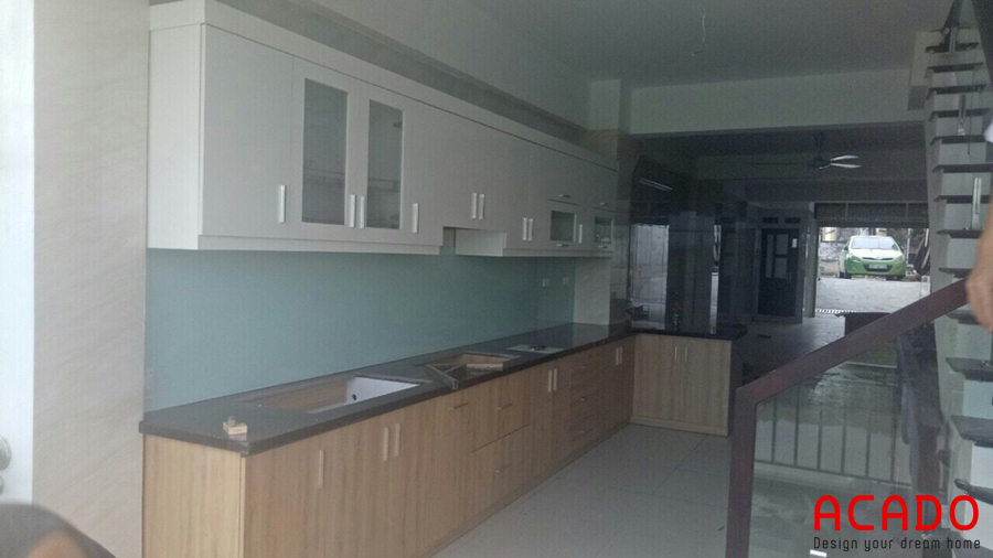 Tủ bếp được thiết kế rất tiện nghi và phù hợp với không gian bếp.