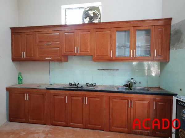 Tủ bếp gỗ xoan đào tự nhiên màu cánh gián mang vẻ đẹp cổ điển, gần gũi