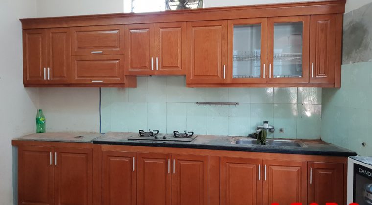 Tủ bếp gỗ xoan đào tự nhiên màu cánh gián mang vẻ đẹp cổ điển, gần gũi