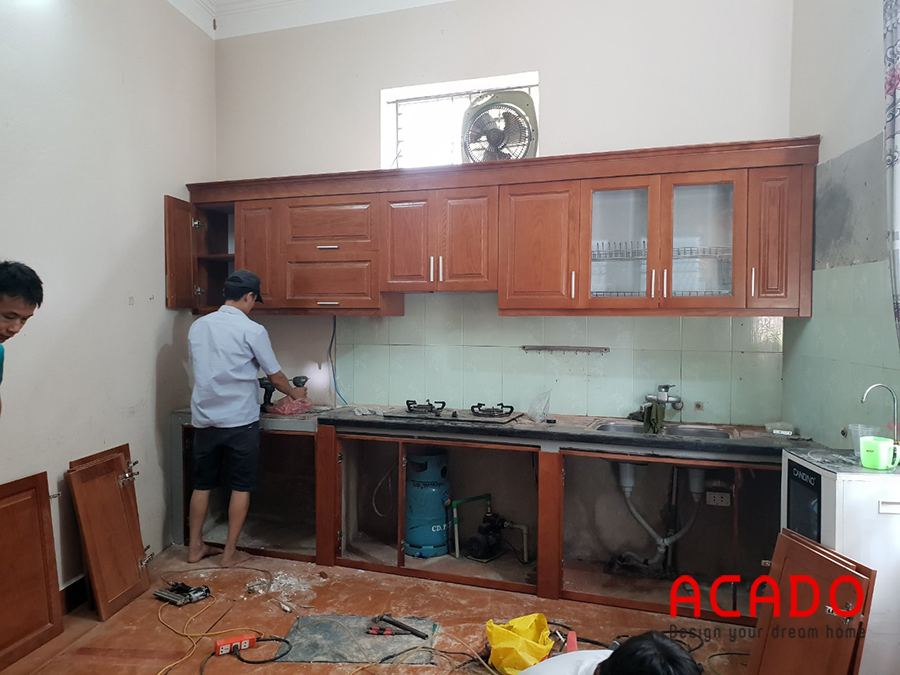 Sau khi tháo dỡ tủ cũ xong, ACADO bắt đầu lắp đặt tủ bếp mới cho gia đình anh Tấn