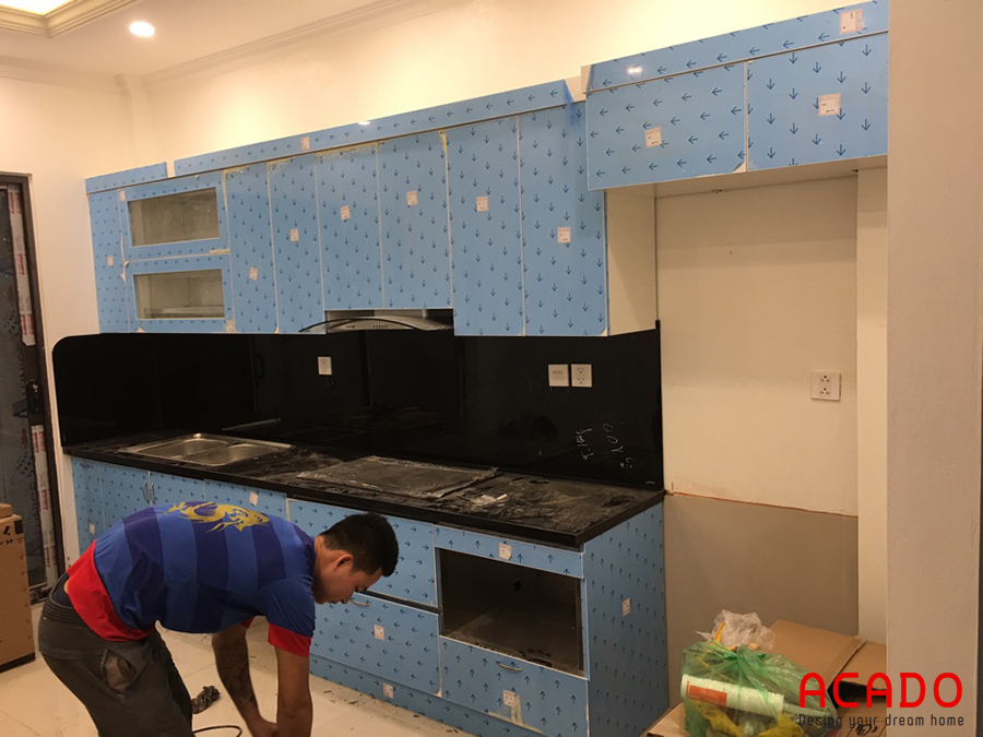 Anh thợ bắt tay thực hiện những bước cuối cùng của quá trình thi công tủ bếp tại Thanh Xuân.