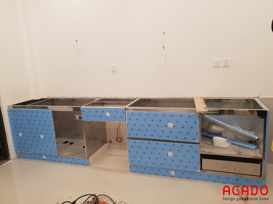 Sau khi khảo sát hiện trạng và thảo luận với gia đình anh Quỳnh, Acado đưa ra phương án sử dụng tủ bếp với chất liệu thùng inox, cánh acrylic.