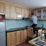 Cánh sồi vàng mang đến không gian bếp ấm cúng, trẻ trung
