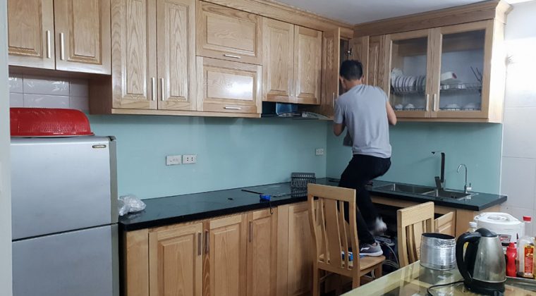 Cánh sồi vàng mang đến không gian bếp ấm cúng, trẻ trung