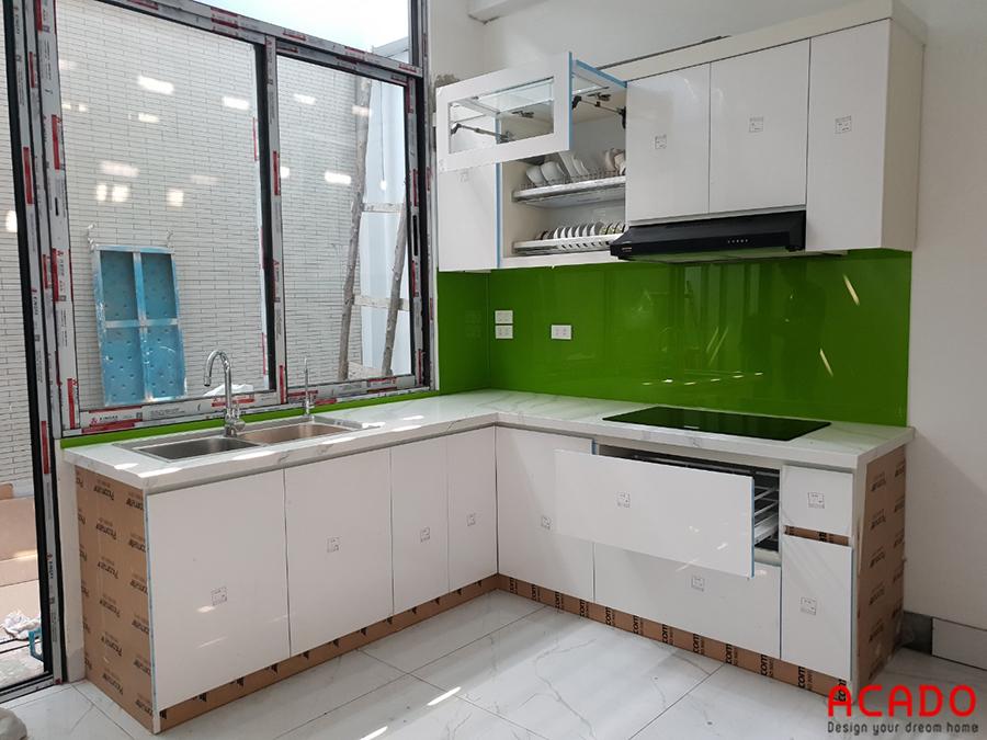 Tủ bếp được thiết kế theo dạng chữ L rất phù hợp với không gian của căn bếp.