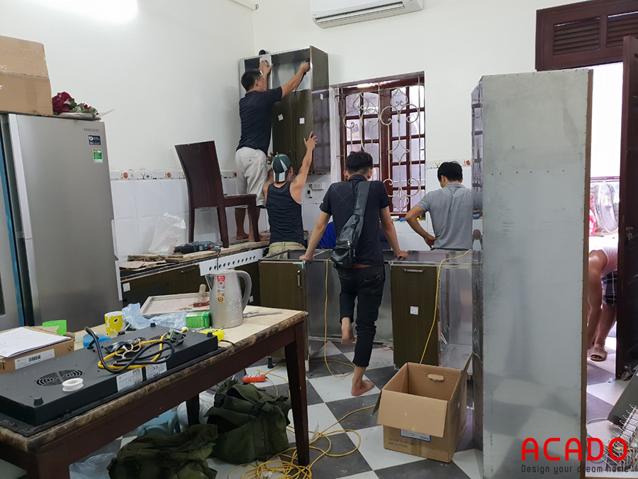 Những bước đầu của quá trình thi công tủ bếp tại Trúc Sơn diễn ra suôn sẻ.