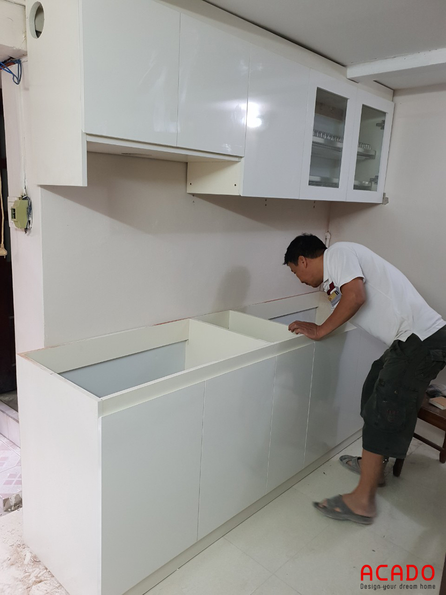 Tủ bếp chữ I tông màu trắng thêm phần tinh tế phù hợp với không gian khá hẹp của căn bếp.