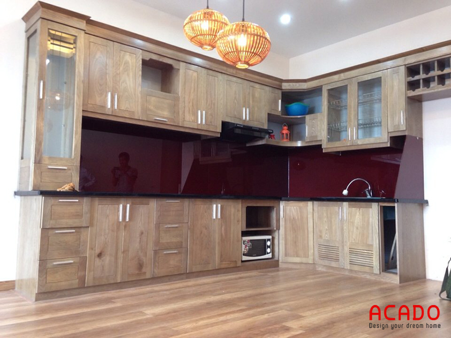 Mẫu tủ bếp gỗ sồi Nga hình chữ L màu gỗ tự nhiên luôn được nhiều gia đình ưu ái lựa chọn.