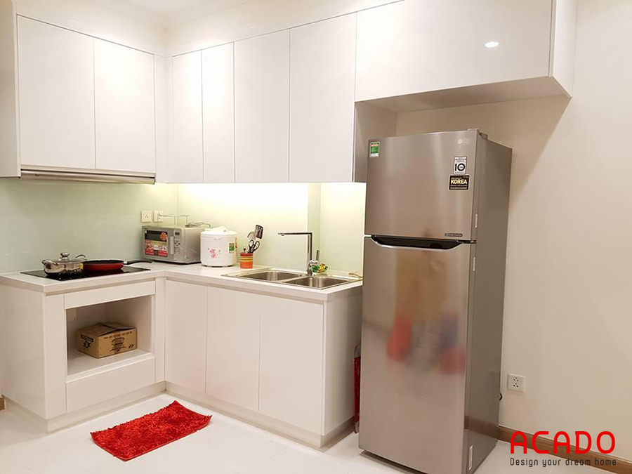 Tủ bếp chữ L màu trắng hiện đại, tiện nghi, tận dụng tối đa không gian bếp.