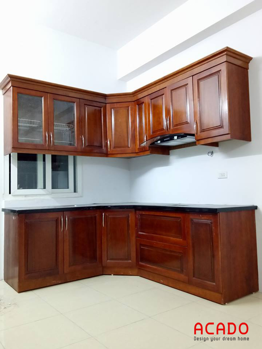 Tủ bếp gỗ xoan đào phun màu nâu cánh gián mang lại cảm giác ấm cúng cho căn bếp.
