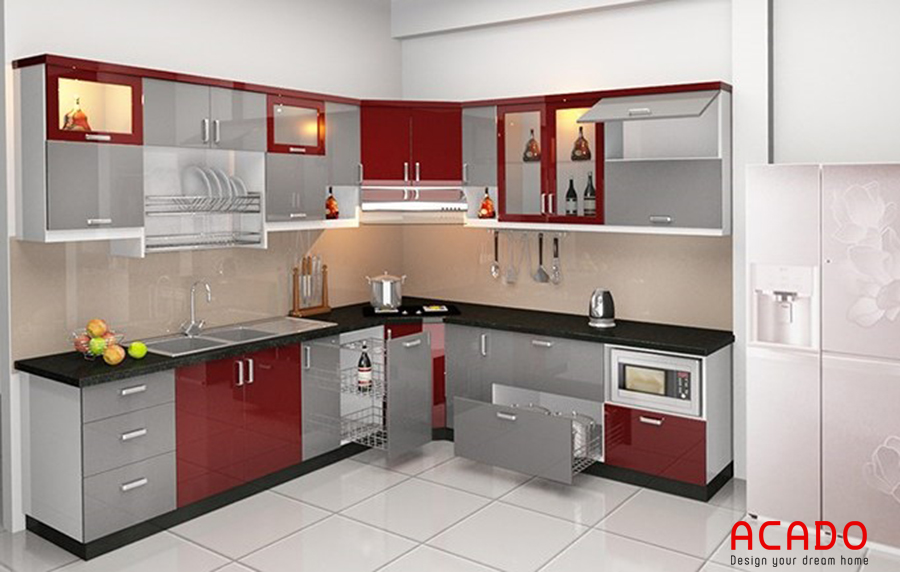 Tủ bếp inox đầy đủ tiện nghi với điểm nhấn cánh tủ màu đỏ đẹp mắt.