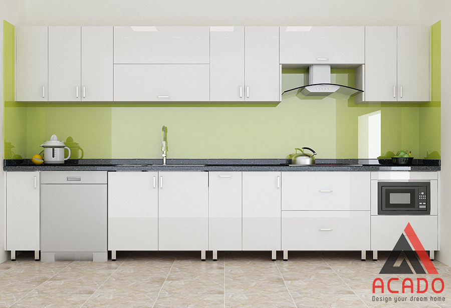 Tủ bếp khung inox, cánh acrylic bóng gương dễ dàng vệ sinh sau khi sử dụng.
