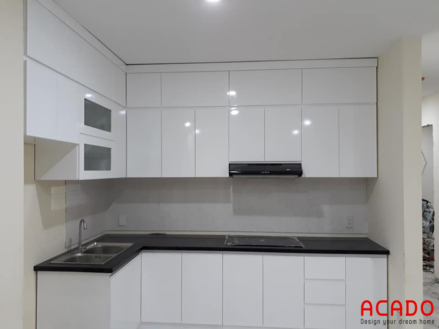 Mẫu tủ bếp dáng chữ L màu trắng mở rộng không gian bếp.