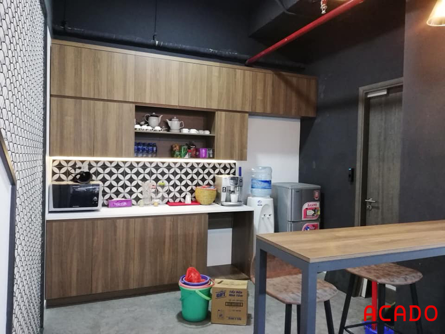 Tủ bếp gỗ Laminate màu vân gỗ kệt hợp tạo một không gian trẻ trung, hiện đại