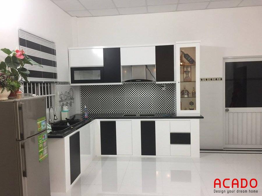 Mẫu tủ bếp kết hợp đen trắng tinh tế.