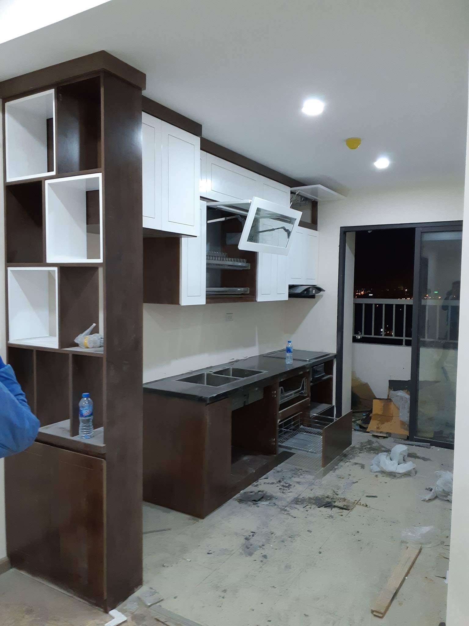 Mẫu tủ bếp kết hợp tủ rượu với thiết kế thông minh.
