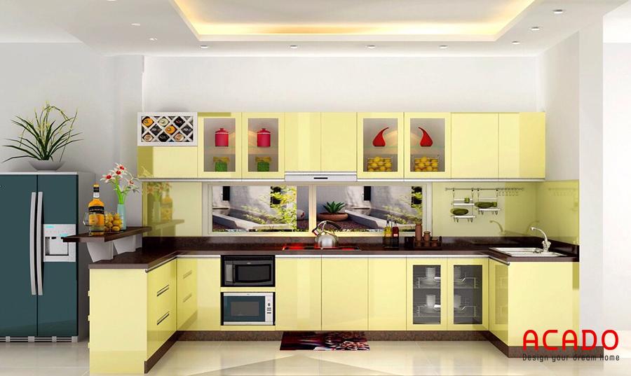 Tủ bếp được thiết kế theo dáng chữ U kiểu dáng hiện đại, màu sắc nổi bật, thu hút