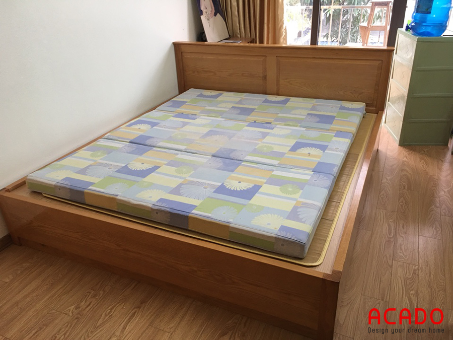 Giường ngủ chất liệu gỗ sồi.