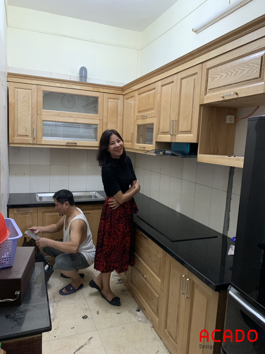 Gia đình chị Thủy rất hài lòng với căn tủ bếp đang lắp đặt của mình.