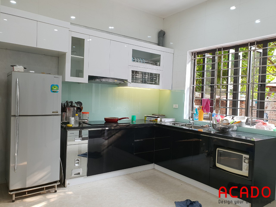 Tủ bếp với chất liệu thùng tủ inox 304 , cánh Acrylic trắng đen hiện đại - ACADO thi công tại Cầu Bươu, gia đình chị Nhung
