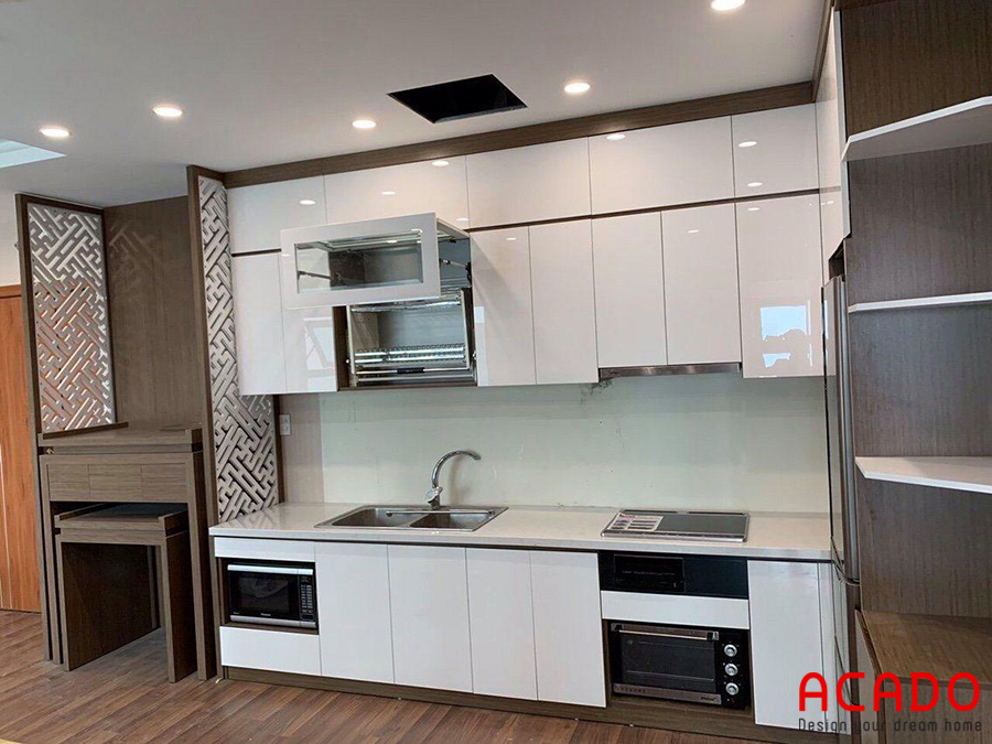 Tủ bếp Acrylic màu trắng tinh tế.