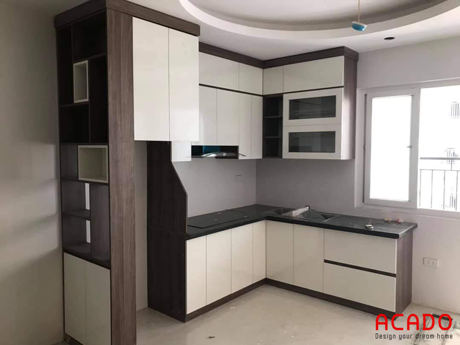 Tủ bếp Laminate có tủ rượu.