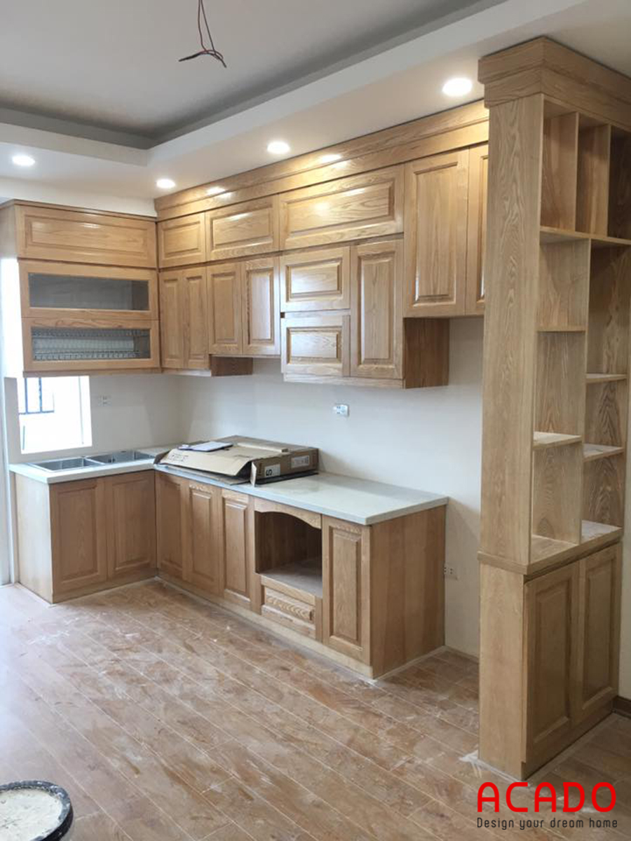 Mẫu tủ bếp gỗ sồi với thiết kế dáng chữ L cho không gian bếp có góc