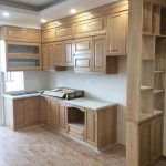Tủ bếp gỗ sồi nga màu vàng nhạt trẻ trung, hiện đại