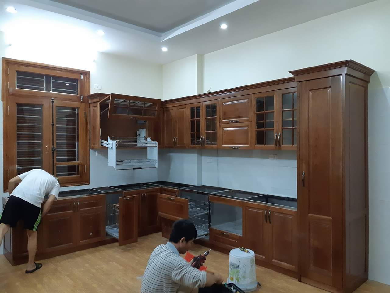 Tủ bếp gỗ xoan đào phun màu cánh gián đậm - ACADO thi công tủ bếp tại Tây Hồ - Hà Nội