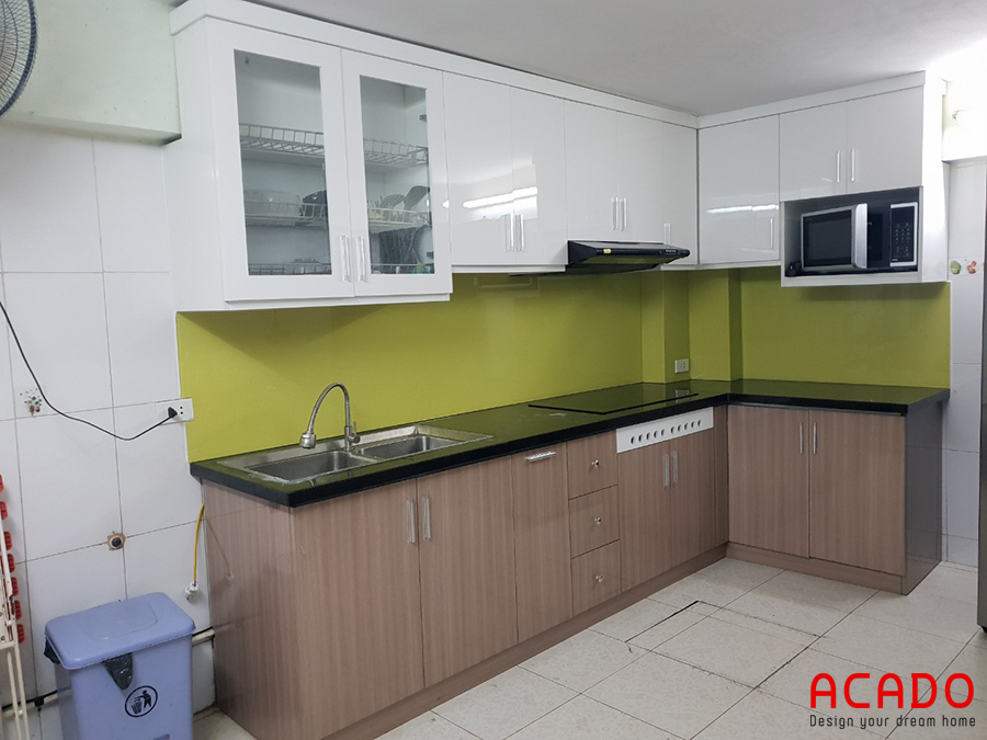 Tủ bếp rẻ đẹp Acrylic dễ dàng vệ sinh sau khi sử dụng.