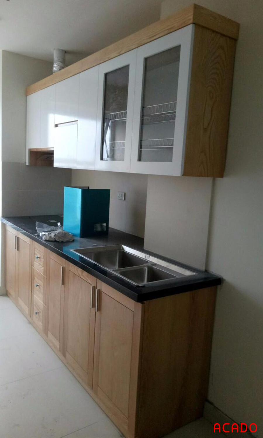 Tủ bếp được thiết kế nhỏ gọn phù hợp với không gian nhưng vẫn đầy đủ công năng.