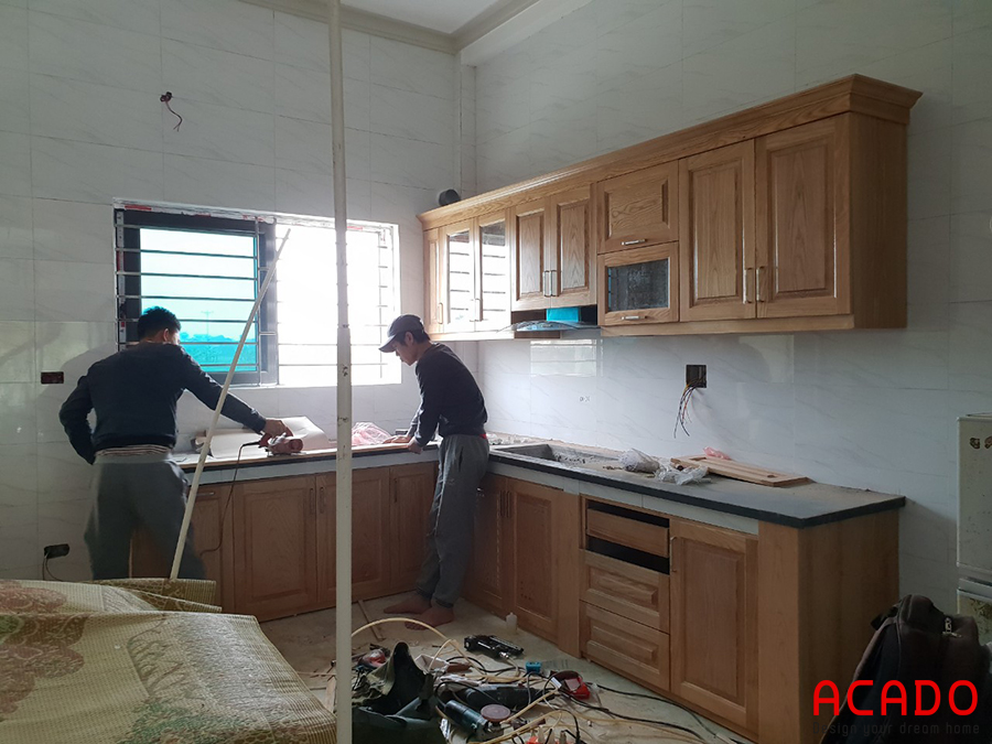 Anh em thợ đang bắt đầu đóng tủ bếp tại Thanh Oai.