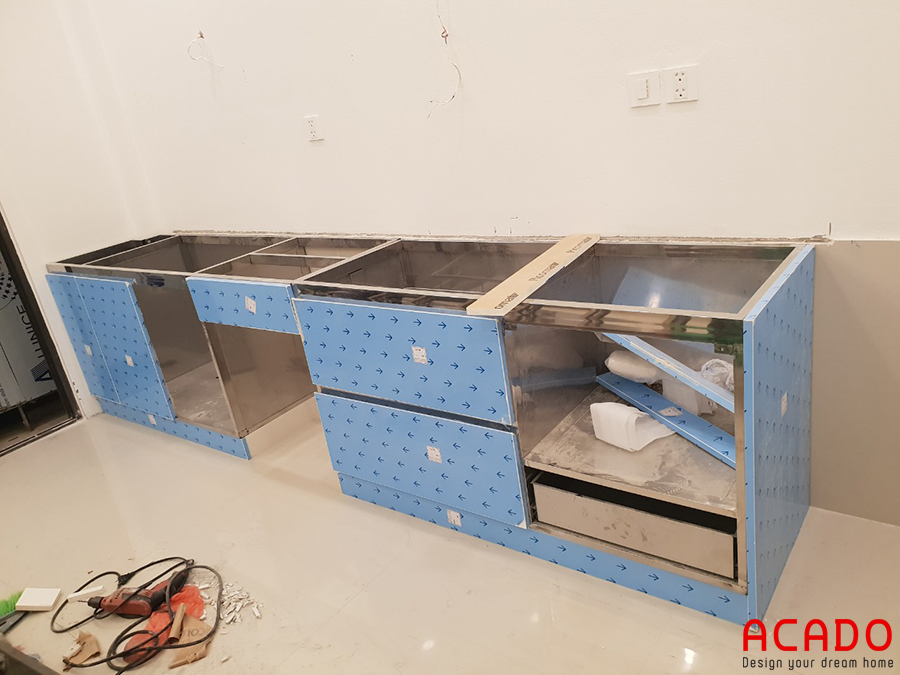 Vật liệu được vận chuyển đến, thợ bắt đầu thi công đóng tủ bếp tại Thanh Xuân.